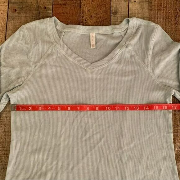 Cozy womens light blue long sleeve v-neck ribbed knit workout top - Picture 2 of 6